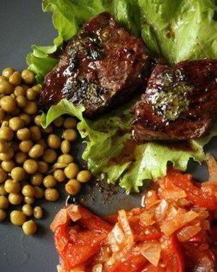 Стейк с мятой и бальзамическим уксусом