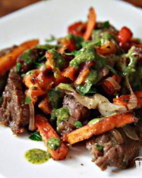 Стейк со сладким картофелем и соусом из петрушки