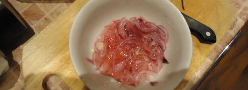 стейки с картофелем по-деревенски, маринованным луком и овощами. Шаг 3