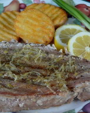 Стейки тунца с лимонным маслом и черным перцем