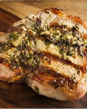 Свиной стейк на гриле в травяном маринаде