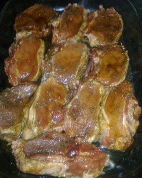 Запеченые свиные стейки в чесночном соусе