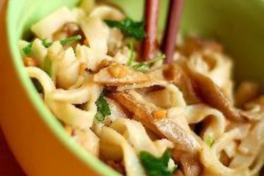 Рецепт тайская лапша с грибами и арахисом