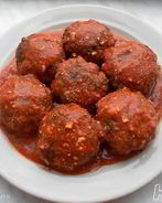 Мясные тефтели с рисом и овощами в томатном соусе