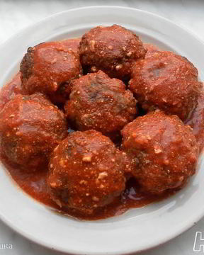 Мясные тефтели с рисом и овощами в томатном соусе