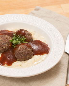 Тефтели из утки с пюре из корня сельдерея и яблочным соусом