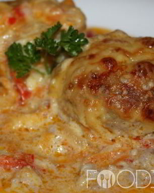 Тефтели под сметанным соусом в духовке