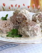 Тефтели с кедровыми орешками в сливочном соусе