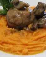 Тефтели с тыквенным пюре под грибным соусом