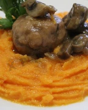 Тефтели с тыквенным пюре под грибным соусом