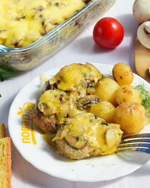 Тефтели в грибном соусе под сыром