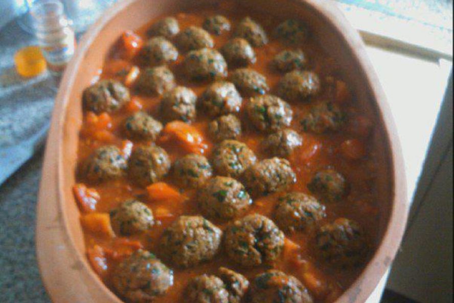 Рецепт тефтели в томатном соусе с яйцами