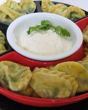 Паровые вареники с зеленью и яйцом