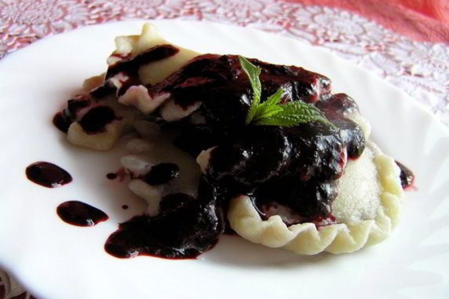 Рецепт вареники с черникой и соусом под шафе