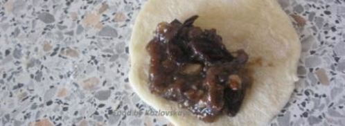 вареники с черносливом, грецкими орехами и медом. Шаг 9