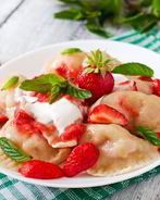 Вареники с клубникой и творогом