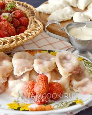 Вареники с клубникой на пару