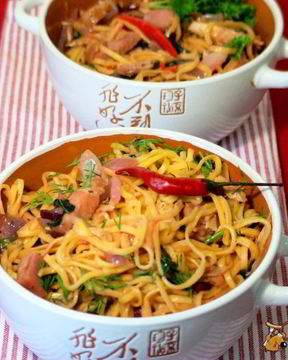 Яичная лапша с грудинкой