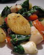 Жареные ньокки с зеленью и белой фасолью