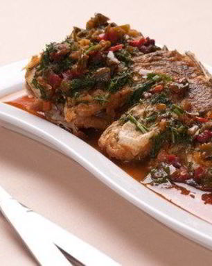 Рыбное жаркое с овощами, анчоусами и томатным соусом