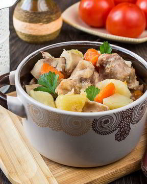 Жаркое из кролика в горшочке