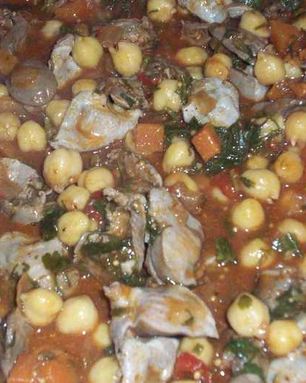 Жаркое из куриных потрoшков с горохом нут