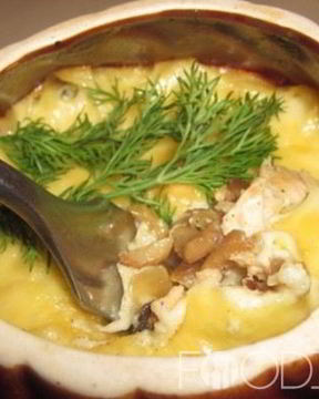 Жаркое из курицы с грибами в горшочках