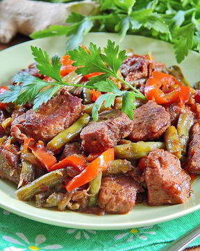 Жаркое из свинины и зеленой фасоли