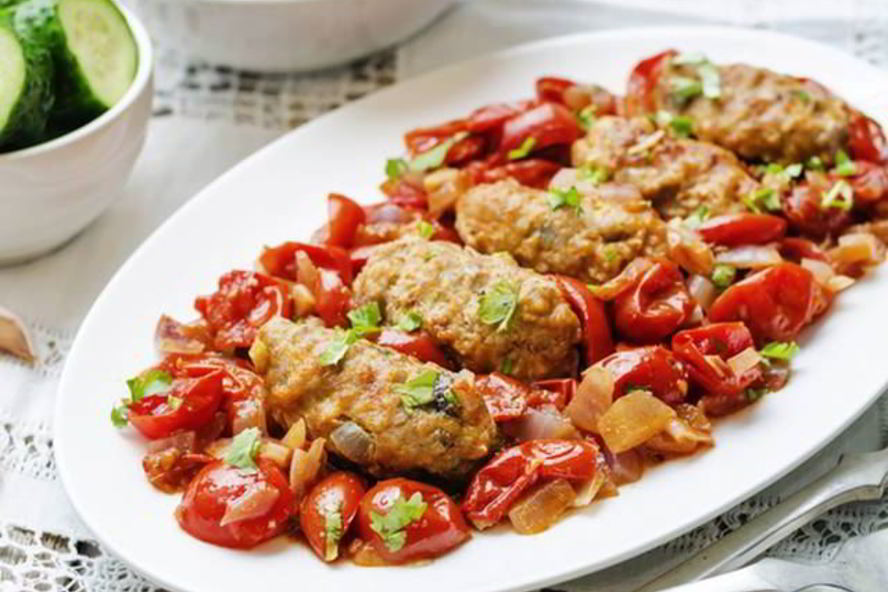 Рецепт жаркое из свинины с томатами, беконом и розмарином