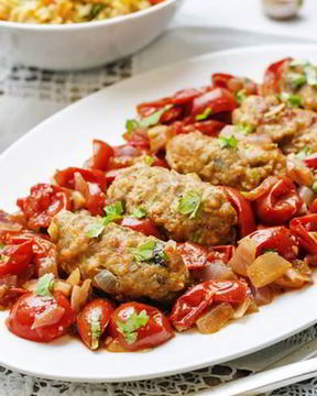 Жаркое из свинины с томатами, беконом и розмарином