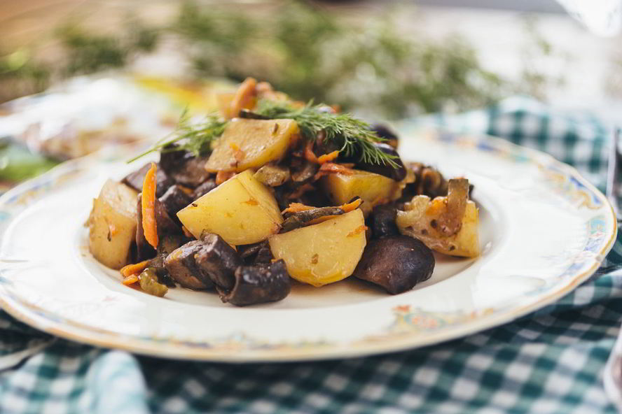 Рецепт жаркое с картошкой, грибами и маринованными огурчиками