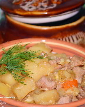 Жаркое со свининой в горшочке