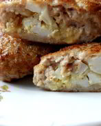 Мясные зразы с яйцом и луком