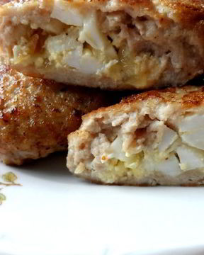 Мясные зразы с яйцом и луком