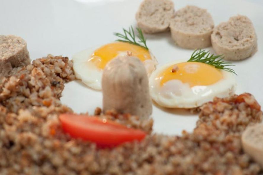 Рецепт домашние сосиски и гречневая каша с помидорами