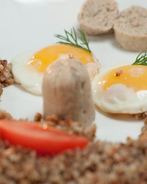 Домашние сосиски и гречневая каша с помидорами