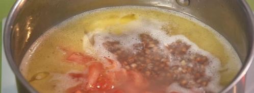 домашние сосиски и гречневая каша с помидорами. Шаг 3