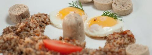 домашние сосиски и гречневая каша с помидорами. Шаг 4