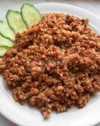 Гречка с мясным фаршем, луком, морковью и томатами