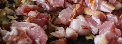 гречка с шампиньонами, сырокопченой грудинкой и яйцом. Шаг 4