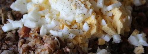 гречка с шампиньонами, сырокопченой грудинкой и яйцом. Шаг 6