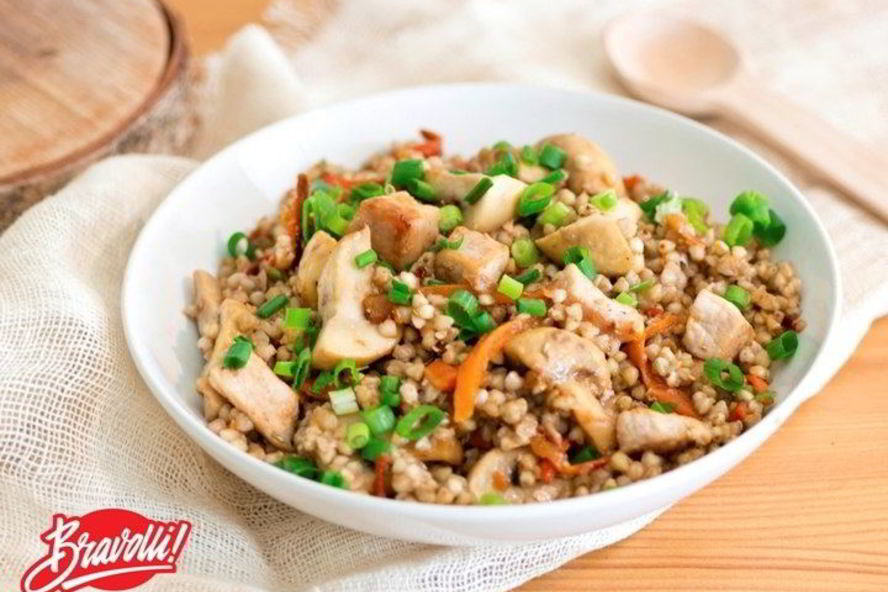 Рецепт зеленая гречка со свининой и грибами