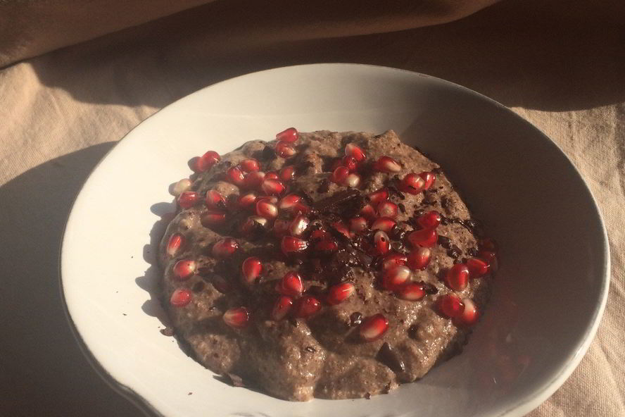 Рецепт льняная каша с гранатом и шоколадной крошкой