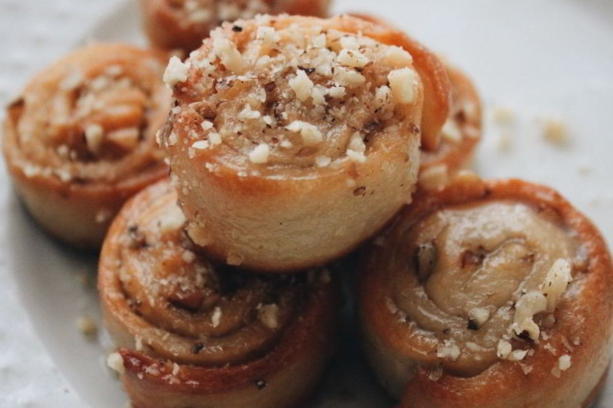 Рецепт булочки с грецким орехом и сахарным сиропом