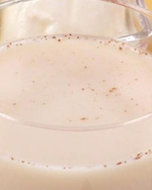 Чай с пряностями, мятой и молоком