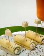 Рулетики из сыра с творогом, шоколадом и свежими фруктами и чай с чабрецом