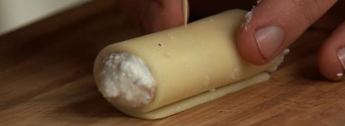 рулетики из сыра с творогом, шоколадом и свежими фруктами и чай с чабрецом. Шаг 3