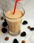 Кефирный коктейль с отрубями и черносливом