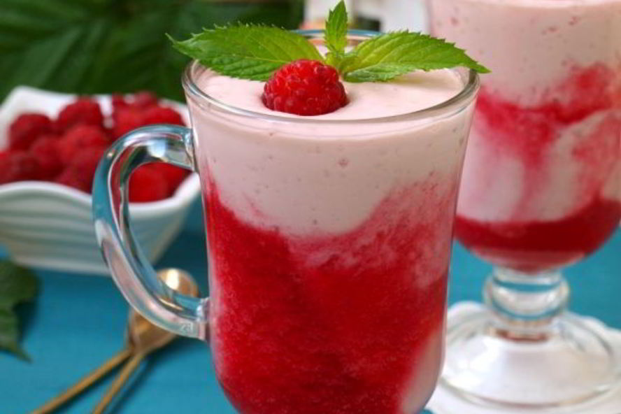 Рецепт коктейль на ряженке с творогом и малиной