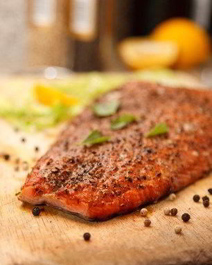 Лосось на гриле в кленовом сиропе и апельсиновом соке